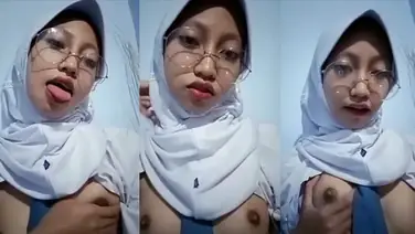 Siswi SMA Kacamata Remas Dada Hingga Basah 2026
