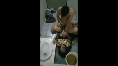 Skandal Crot di Pinggir WC Umum Tanpa Malu